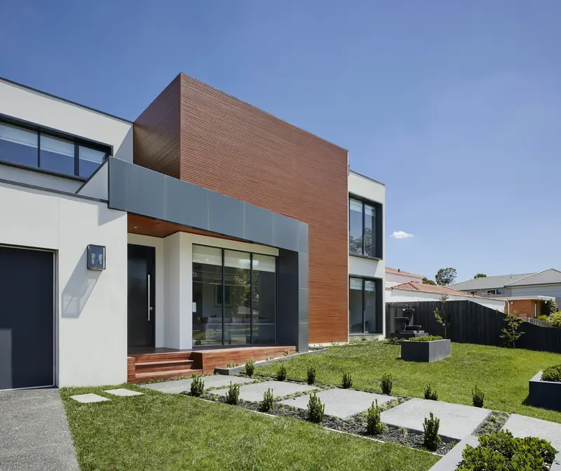 Casa contemporánea de piedra y madera con jardín