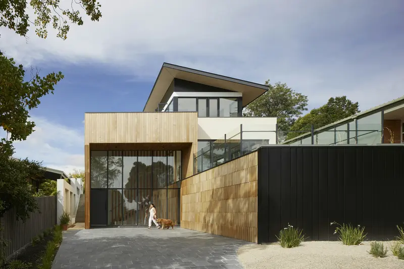 Casa de diseño con volúmenes de madera y hormigón
