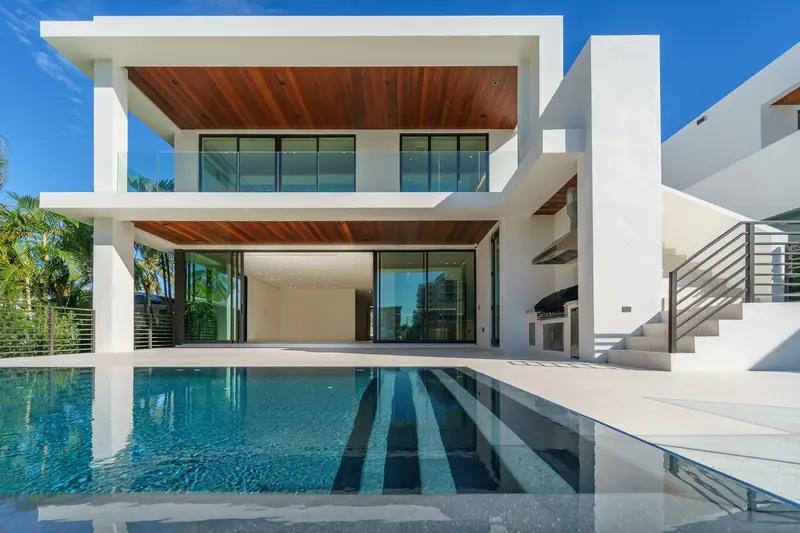 Villa contemporánea con piscina al atardecer
