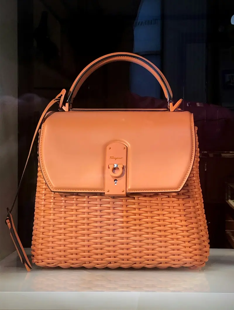 Bolso de mimbre con solapa de piel color naranja