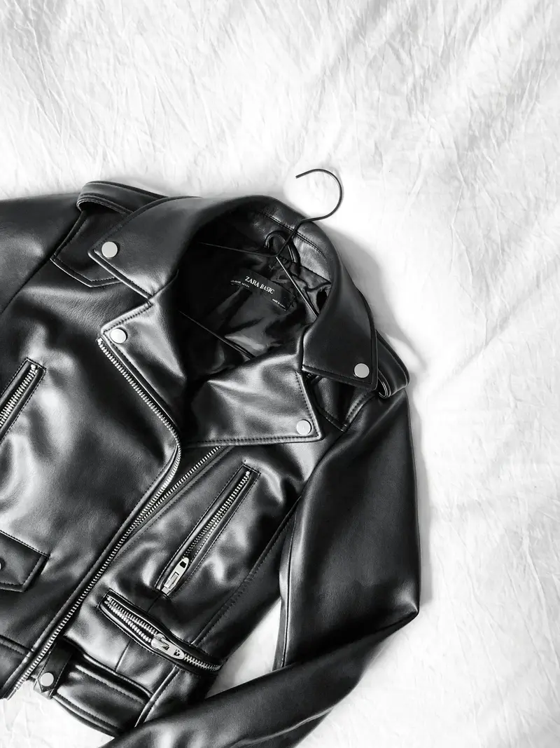 Cazadora biker de cuero negro