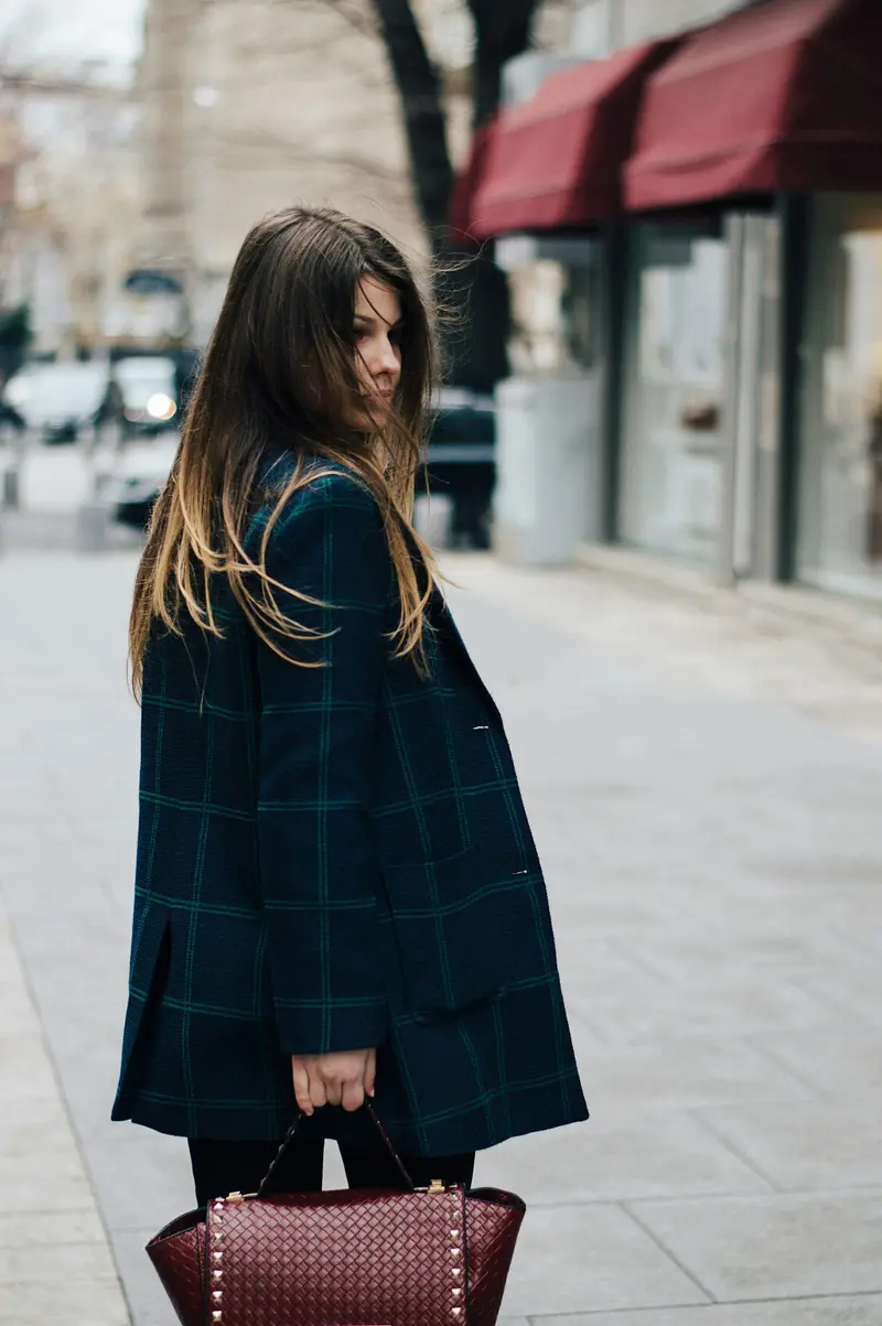 Modelo con americana de cuadros en la calle