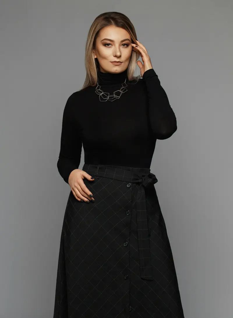 Conjunto negro con jersey de punto y falda de cuadros