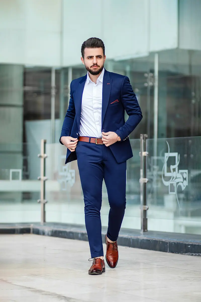 Hombre con traje azul marino y camisa blanca