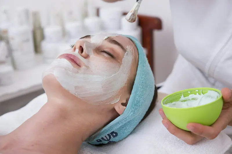 Persona relajada con mascarilla facial