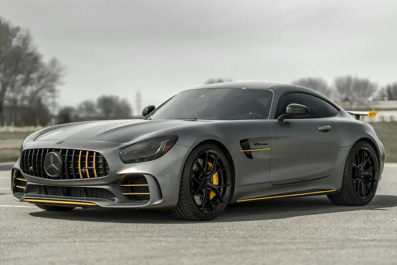 Mercedes-AMG GT R gris con pinzas de freno amarillas