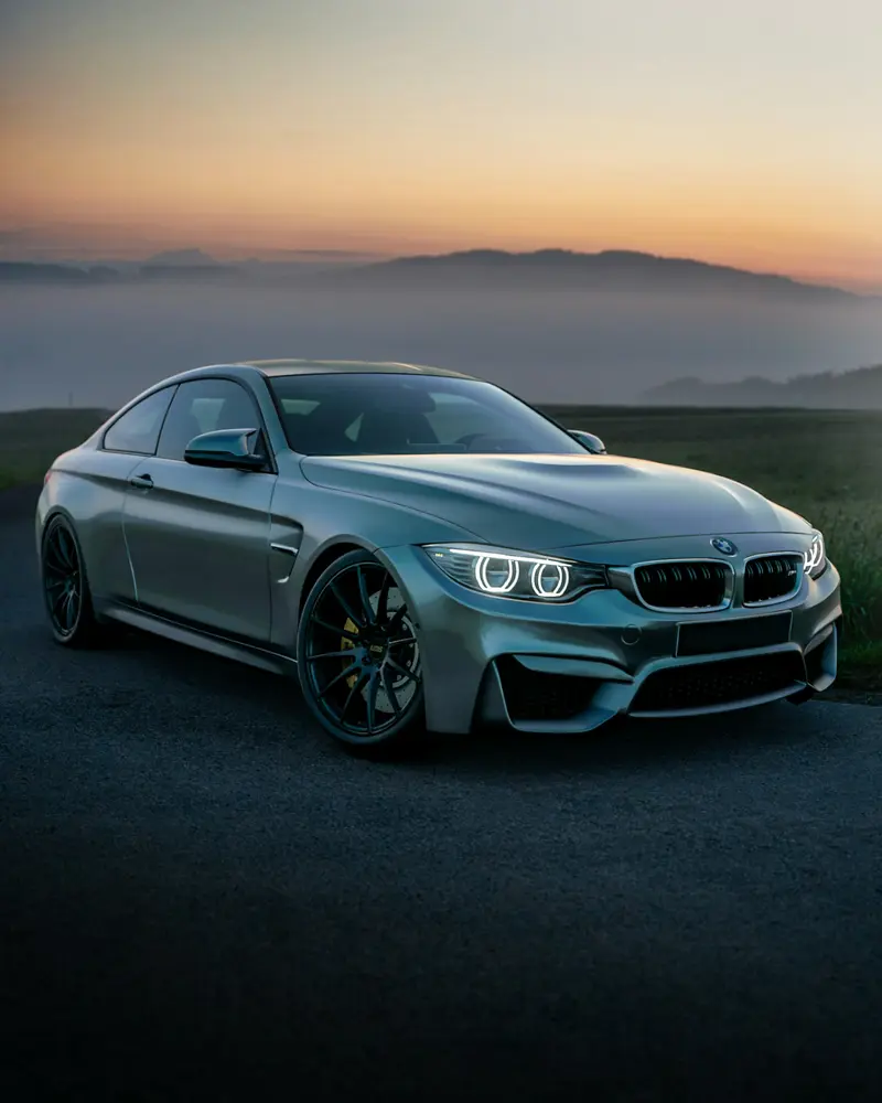 BMW M4 gris aparcado de noche