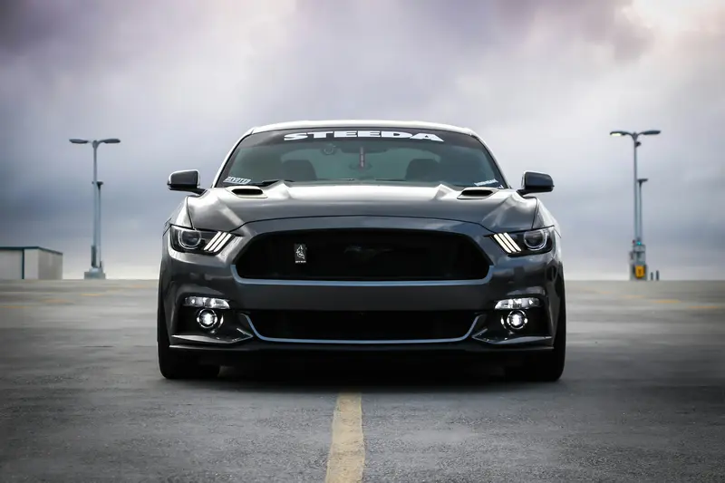 Ford Mustang GT negro de frente en una calle